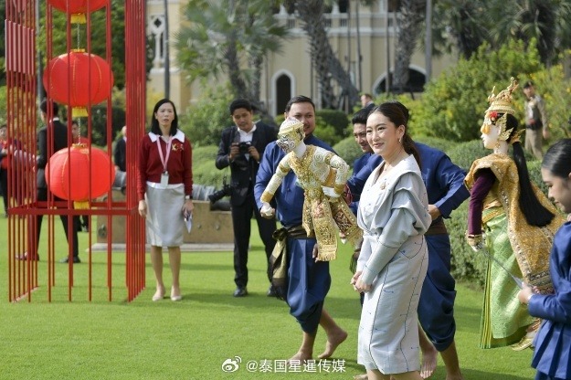 舞台上展现